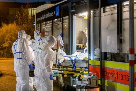 Large-capacity intensive care transport vehicle transfers Covid-19 patients from Heidelberg to other hospitals