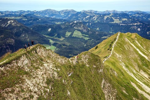 Ridge hiking trail Fellhorngrat between Fellhorn summit and Soellerkopf
