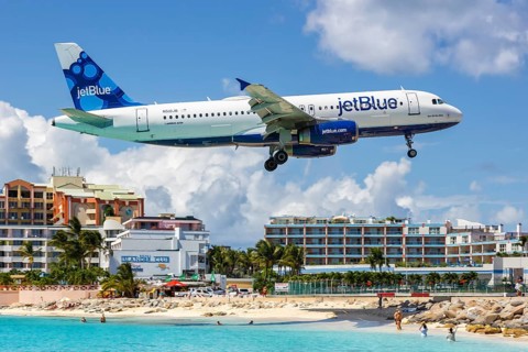 A JetBlue Airways Airbus A320 with registration N510JB lands at St. Maarten airport