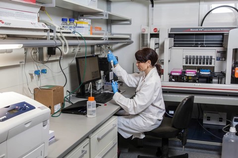 Research assistant at the pipetting robot of the Faculty of Biology at the University of Duisburg-Essen during research work