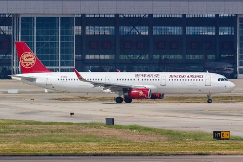 A Juneyao Airlines Airbus A321 with registration number B-1002 at Shanghai Hongqiao Airport