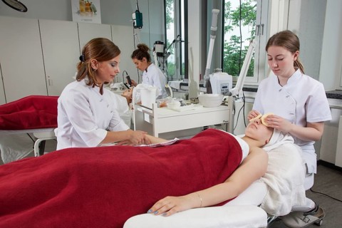 Work on models with cleansing sponges in practical lessons. Training as a beautician at the vocational school