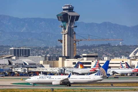 A United Airlines Boeing 737-900ER aircraft with registration number N38424 at Los Angeles Airport