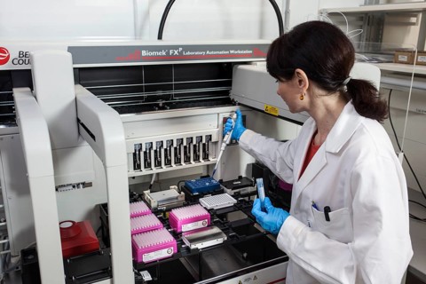 Research assistant at the pipetting robot of the Faculty of Biology at the University of Duisburg-Essen during research work
