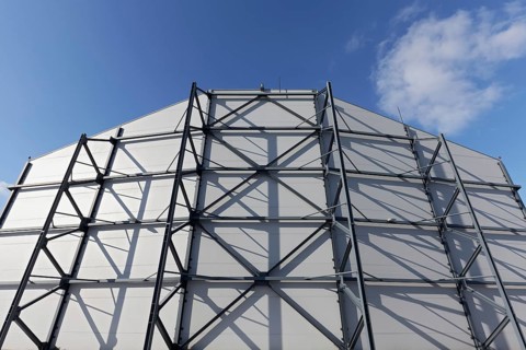 Metal support structure on the outer wall of a hangar