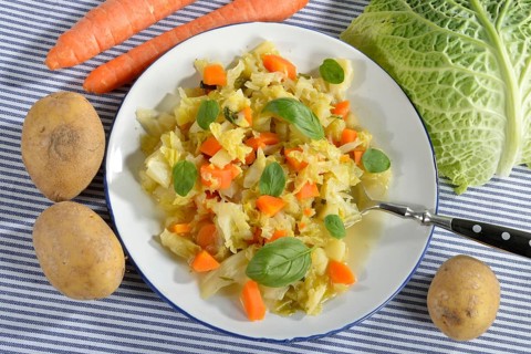 Savoy cabbage stew with carrots