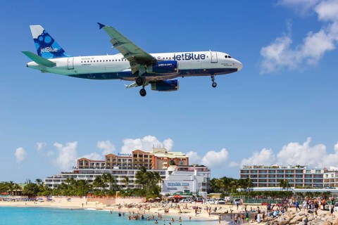 A JetBlue Airways Airbus A320 with the registration N570JB lands at the airport of St. Maarten