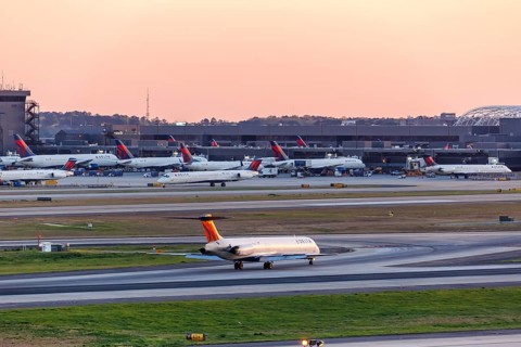 A McDonnell Douglas MD-88 aircraft of Delta Air Lines with registration N966DL at Atlanta Airport
