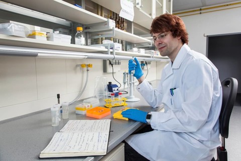 Doctoral student of the Faculty of Biology at the University of Duisburg-Essen during his research work pipetting