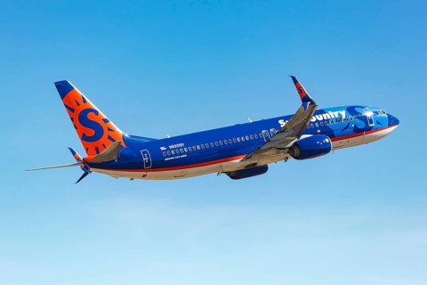 A Sun Country Boeing 737-800 aircraft with registration N820SY takes off from Phoenix Airport