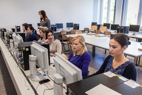 Vocational school students in class at the computer. Dual system at the Elly-Heuss-Knapp-Schule