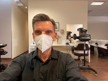 Customer with FFP2 mask at hairdresser