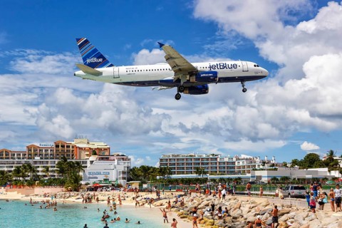 A JetBlue Airways Airbus A320 with the registration N597JB lands at the airport of St. Maarten