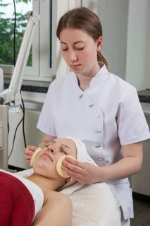 Work on models with cleansing sponges in practical lessons. Training as a beautician at the vocational school