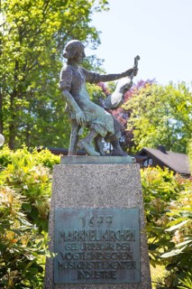 Violin maker monument by Franz Matuska