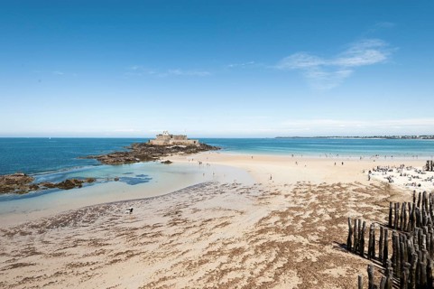 Sandy beach with groynes and Fort National