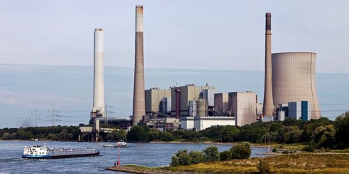 The decommissioned Voerde power station on the Rhine with its 250-metre-high smokestack