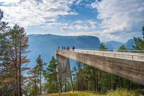 Visitors on viewing platform Stegastein