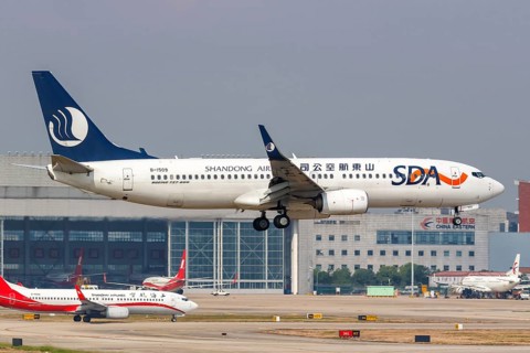 A Boeing 737-800 of SDA Shandong Airlines with registration number B-1509 at Shanghai Airport