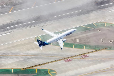A Boeing 737-900ER of Alaska Airlines with the registration N263AK takes off from Los Angeles Airport