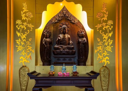 Altar in Liuhe Temple