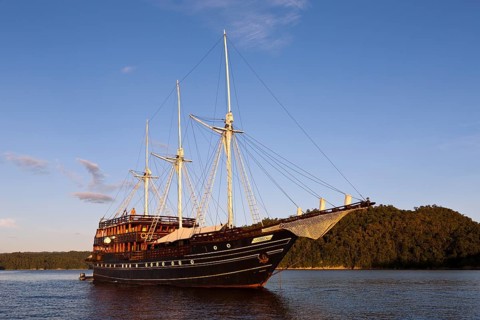Liveaboard ship Amira