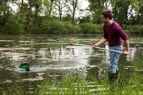 Excursion of the working group for biodiversity takes water samples at the Lower Rhine in old Rhine arms and ponds