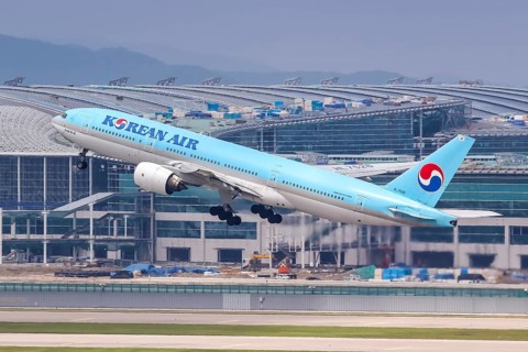 A Korean Air Boeing 777-200ER with registration number HL7526 at Seoul Incheon Airport