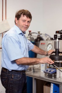 Prof. Dr. Ulrich Schreiber at the high-pressure machine for simulating conditions deep in the earth for research on the origin of life