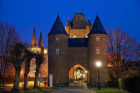 Klever Tor with the church towers of St. Viktor in the evening