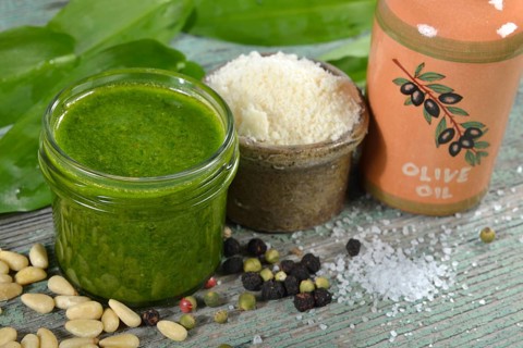 Production wild garlic pesto