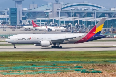 An Asiana Airlines Boeing 777-200ER with registration number HL8284 at Seoul Incheon International Airport