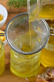 Production of spruce resin ointment