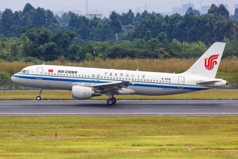 An Air China Airbus A320 aircraft with registration number B-6916 at Chengdu Airport