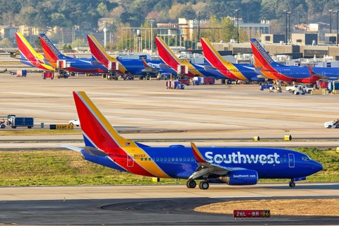 A Southwest Airlines Boeing 737-700 aircraft with registration number N433LV at Atlanta Airport