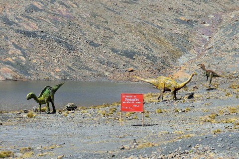 Life-size figures of dinosaurs at the highest site in the world