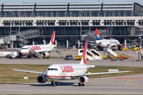 A Lauda Airbus A320 aircraft with registration OE-LOB at Stuttgart Airport