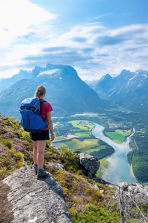 Hiker on the Romsdalseggen hike