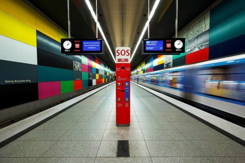 Subway station with emergency call pillar