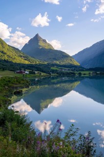 Lake Bergheimsvatnet and mountains