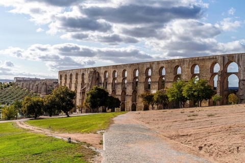Amoreira Aqueduct has 843 arches