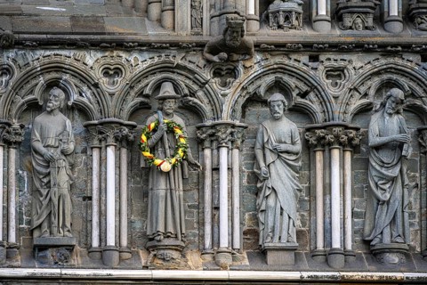 Holy figures at the entrance portal with columns