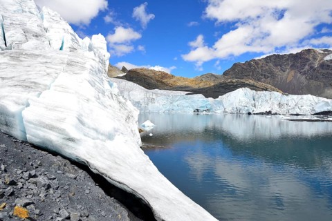 Glacier Pastoruri reflected in the lake