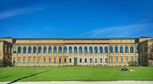 People sunbathing behind the south side of the Alte Pinakothek