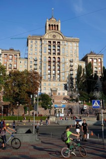 Magnificent building on Khreschatyk Kreschatyk Boulevard