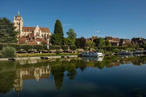 Town view and houseboats on the Doubs