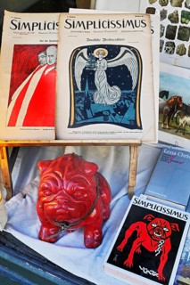 Shop window of an antiquarian bookshop with Simplicissimus books and red bulldog