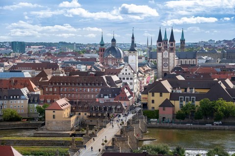 Old bridge over the Main and the city centre