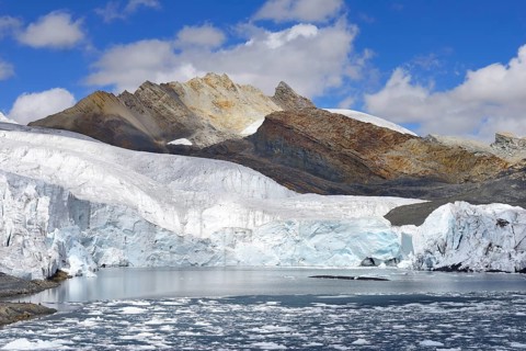 Ice floes in the lake in front of the glacier tongue
