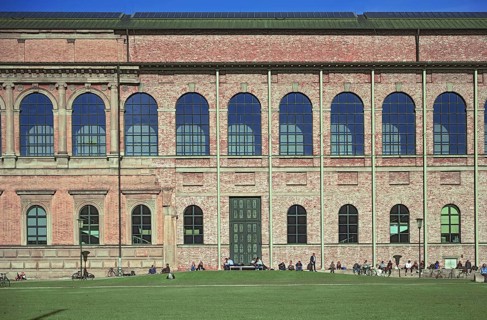 People sunbathing behind the south side of the Alte Pinakothek